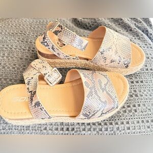 Women’s size 7, Soda brand snake like skin platform sandal